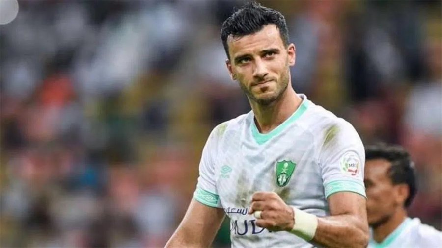 مدرب الأهلي يستقر على بديل عمر السومة