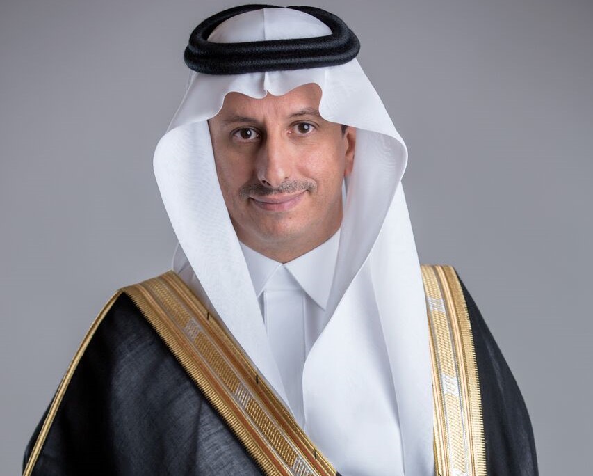 وزير السياحة ينوه بجهود الدفاع المدني لمواجهة حريق تنومة