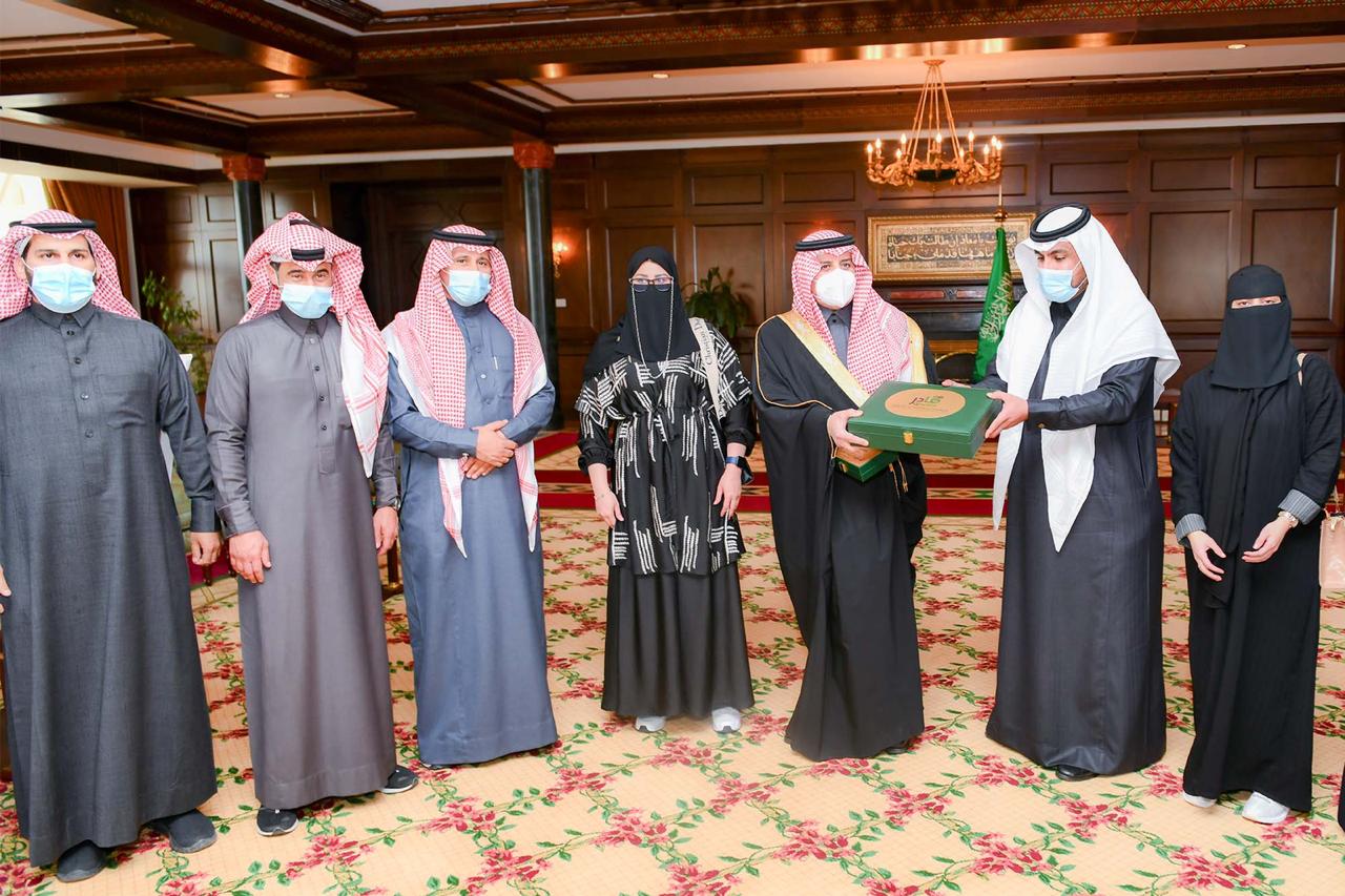 أمير تبوك يستقبل رئيس وأعضاء مجلس إدارة جمعية قادر لتعزيز الصحة النفسية بالمنطقة 