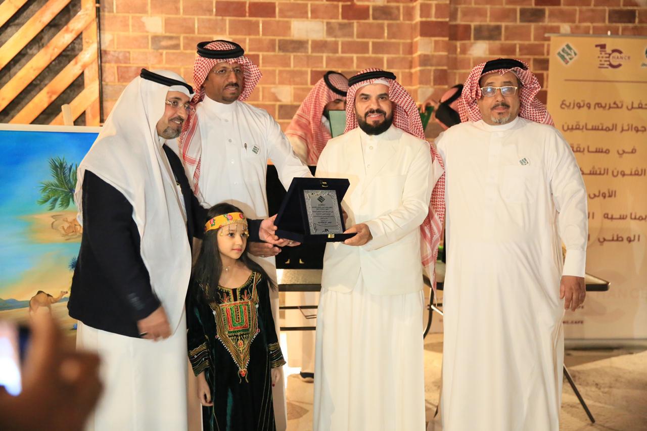 غرفة  أبها ترعى توزيع جوائز مسابقة الفنون التي أقامتها جسفت عسير بالشراكة مع مقهى الفرصة الواحدة