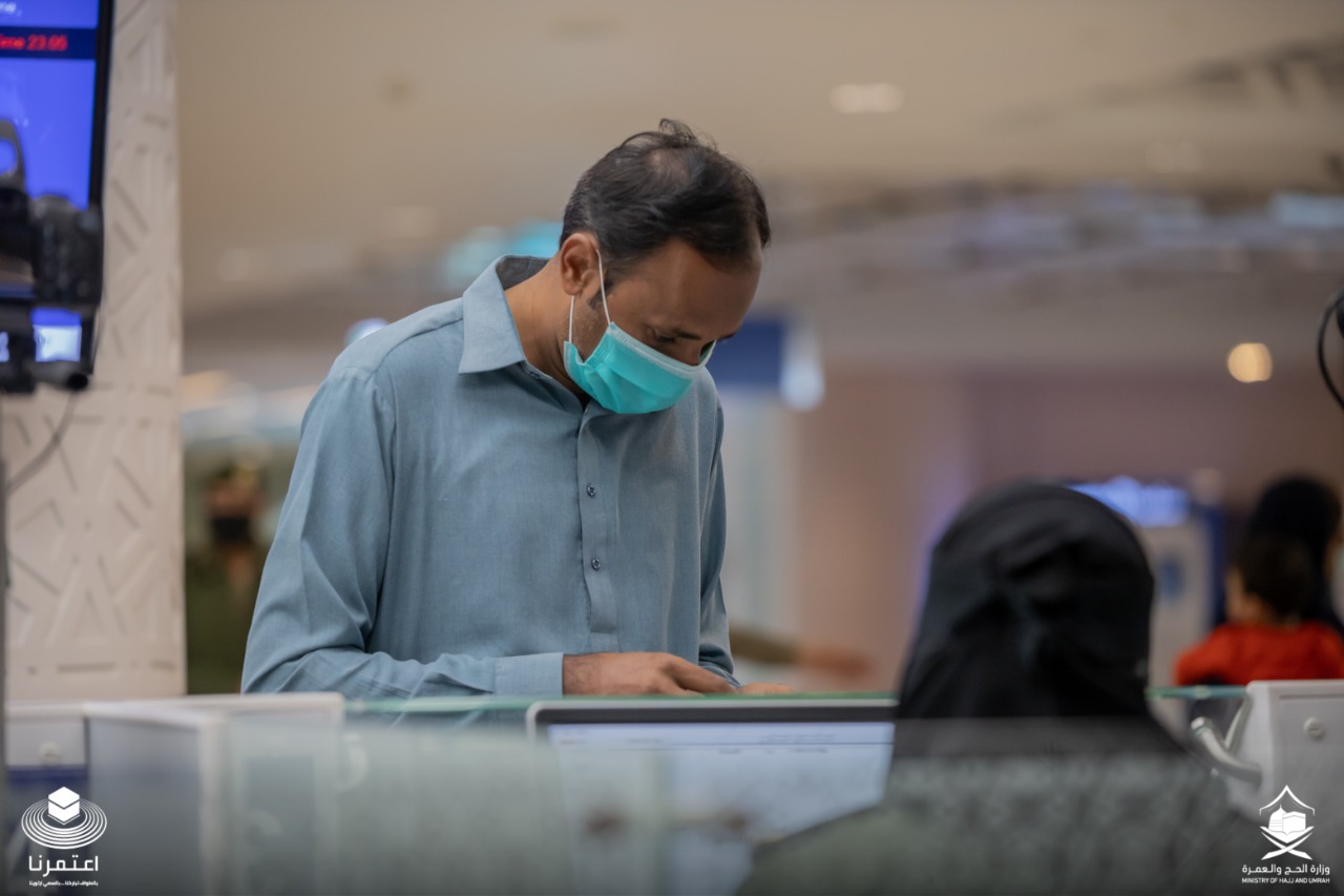 مطار  الملك عبدالعزيز الدولي بجدة يستقبل أولى رحلات العمرة القادمة إلى المملكة