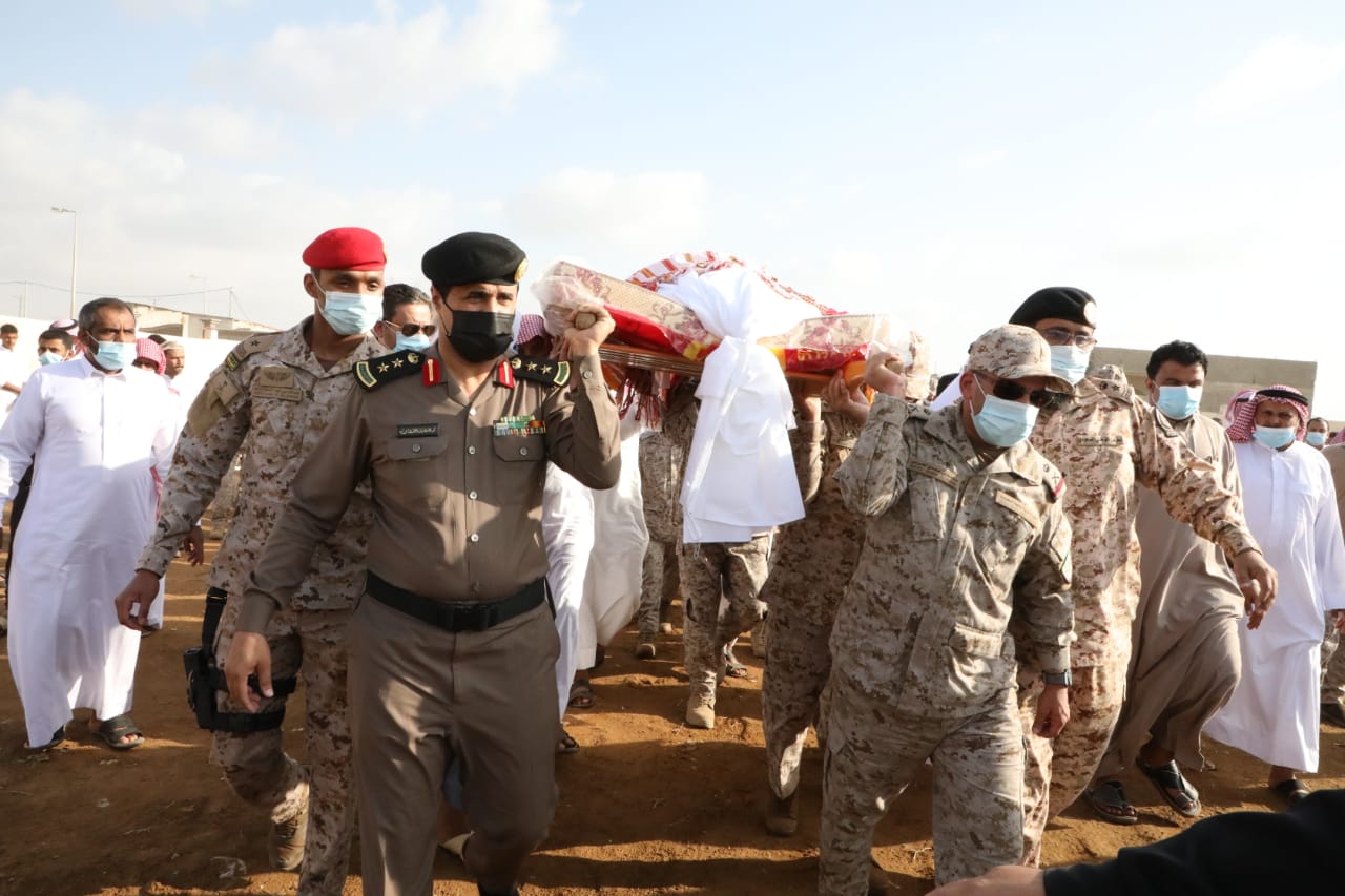 استشهد  مدافعًا عن دينه ووطنه بالحد الجنوبي  محافظ صامطة وقائد قوة جازان يتقدمان مشيّعي الشهيد الرقيب "الحمدي"