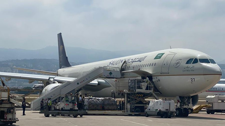 وصول أولى طائرات الجسر الجوي السعودي لإغاثة الأشقاء في لبنان