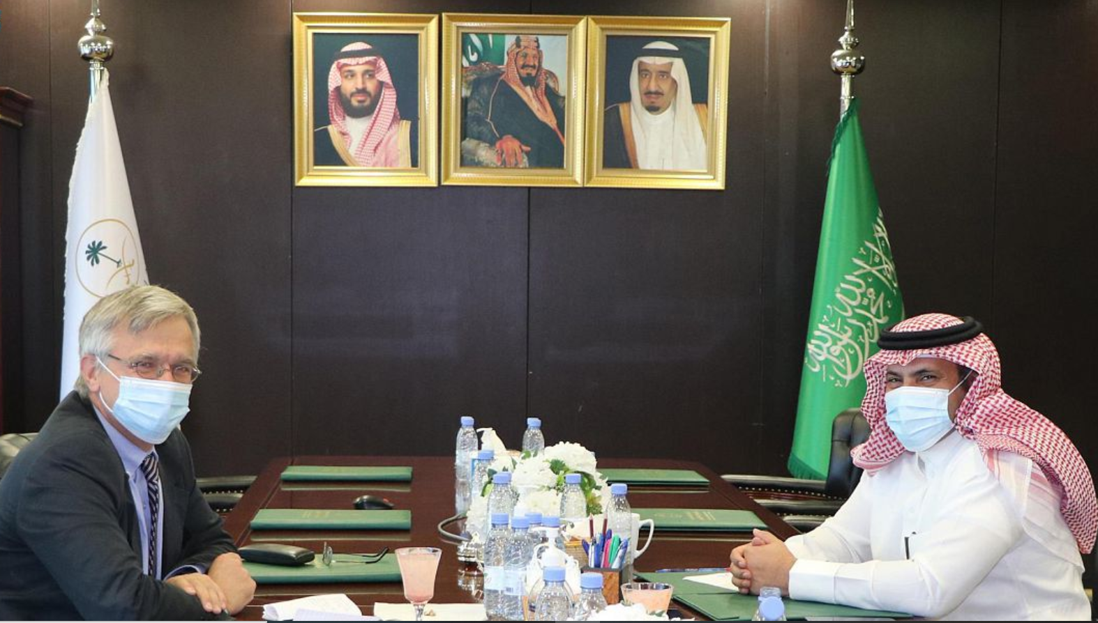 السفير آل جابر يلتقي بمبعوث مملكة السويد إلى اليمن