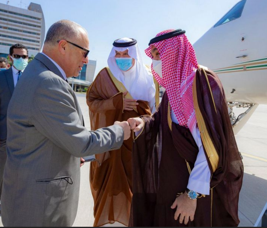 سمو وزير الرياضة يصل القاهرة