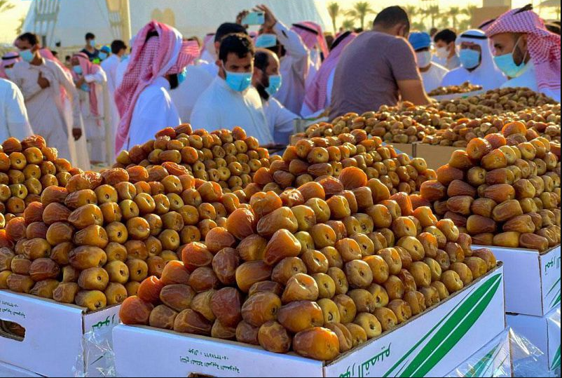 أسعار معتدلة في موسم عنيزة للتمور