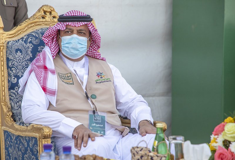 شاهد .. سمو أمير حائل يدشن مبادرة "بيتنا مستقبلنا" ويشارك المتطوعين في برنامج النظافة ويرفض "الملقاط"