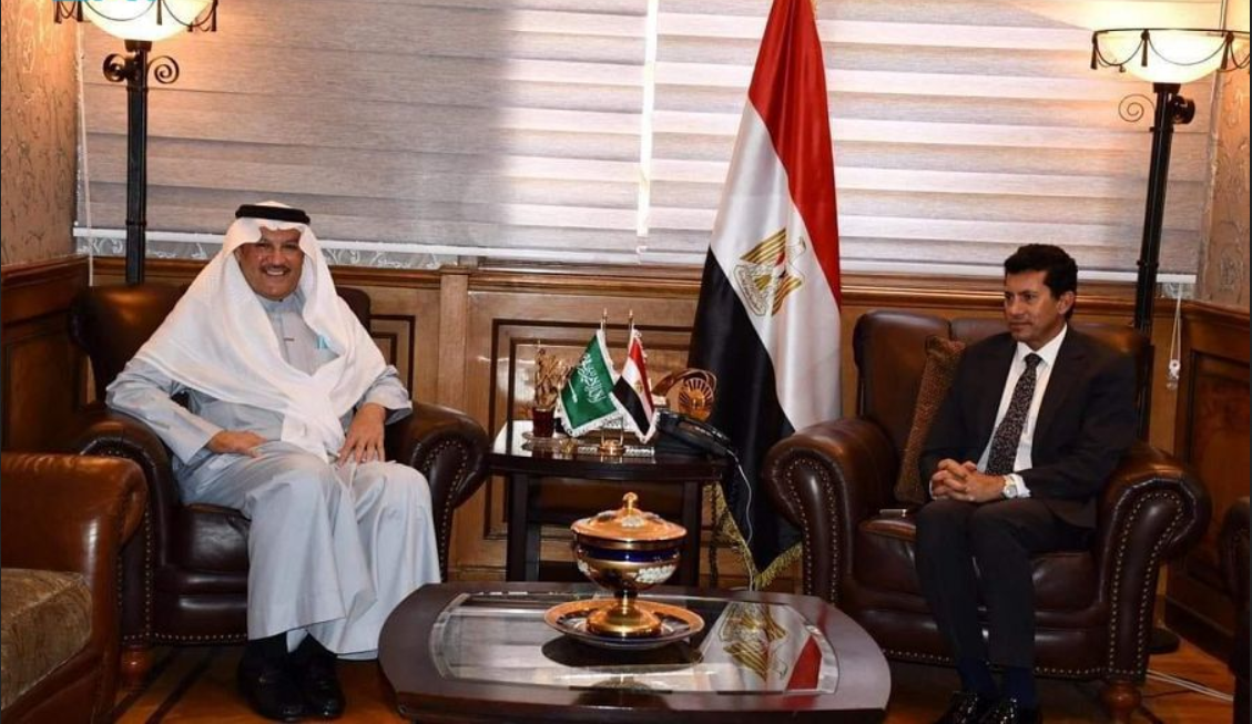 سفير المملكة لدى مصر يبحث مع وزير الشباب والرياضة المصري التعاون الثنائي