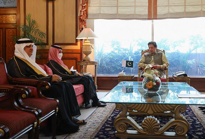 رئيس وزراء باكستان يستقبل سمو وزير الخارجية