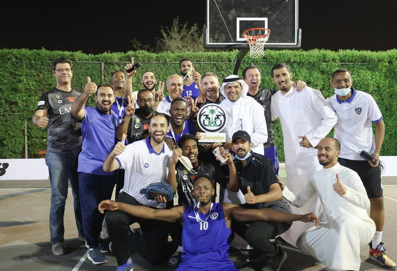 رئيس اتحاد كرة السلة يُتوج الهلال ببطولة الدوري الممتاز ‏3 × 3