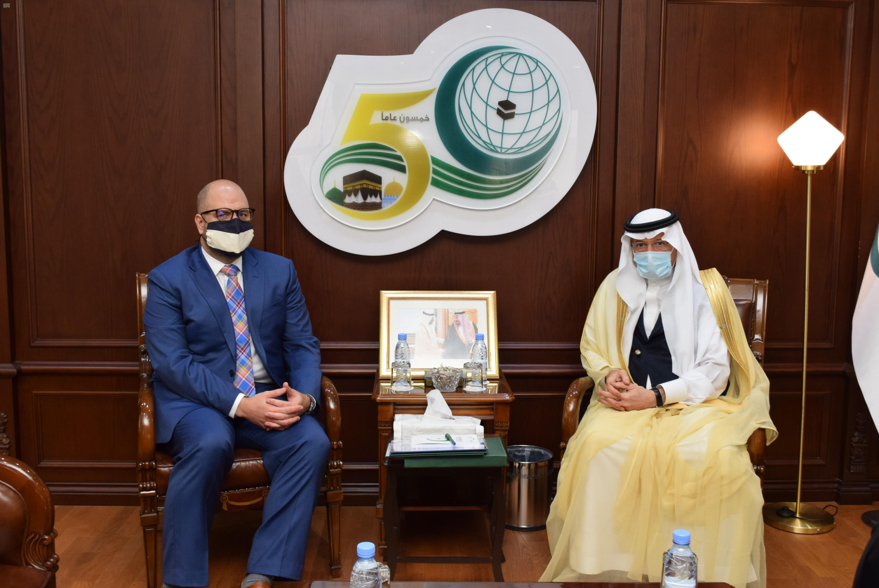 أمين منظمة التعاون الإسلامي يستقبل القنصل الأمريكي