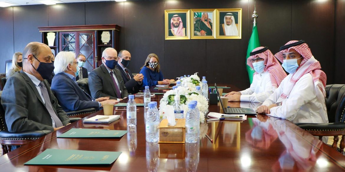 السفير آل جابر يلتقى بمبعوث الأمم المتحدة والسفير البريطاني إلى اليمن