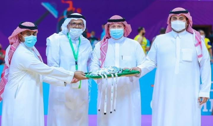 نيابة عن وزير الرياضة الأمير فهد بن جلوي يتوج النصر ببطولة دوري السلة