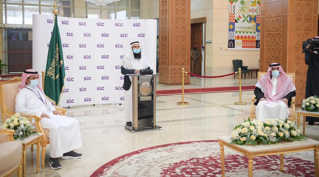 سمو أمير الباحة  يدشن مبادرات مجموعة STC بالمنطقة ويعلن قرب البدء في معالجة الاتصالات بموقع سد الجنابين