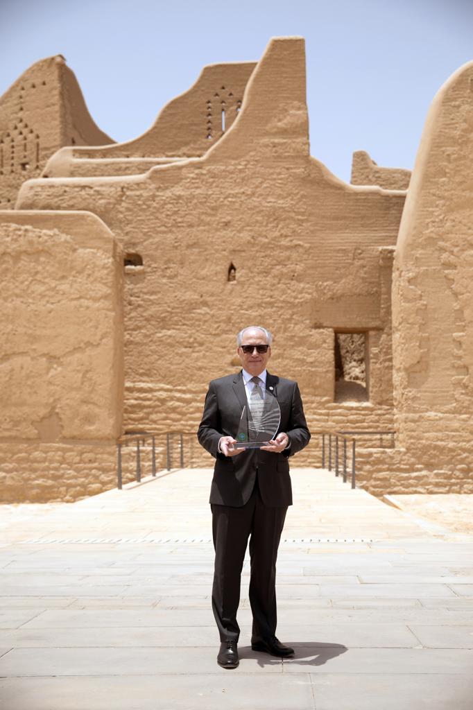 منح جيري انزيريلو جائزة "السياحة من أجل السلام".. وتكريمه بحي الطريف التاريخي بالدرعية