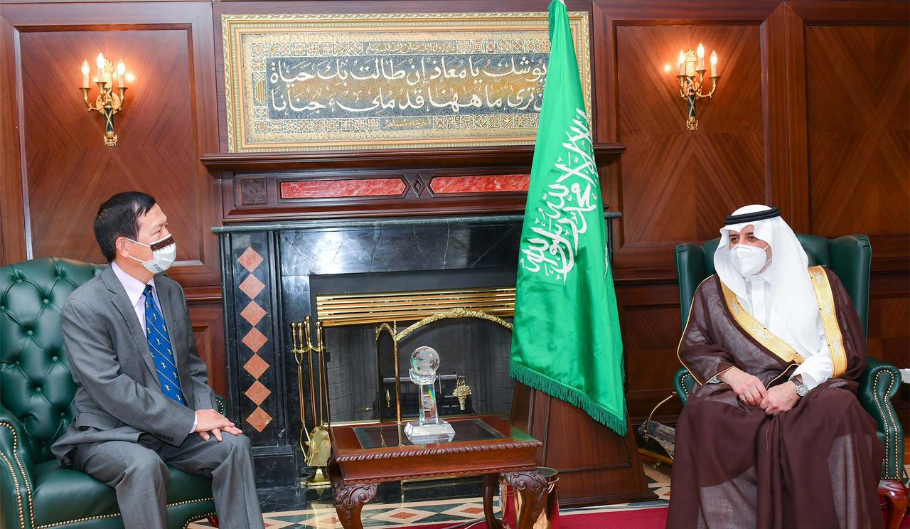 أمير تبوك يستقبل سفير جمهورية فيتنام الاشتراكية لدى المملكة