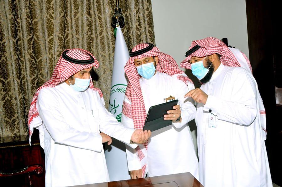 محافظ القريات يلتقى مدير فرع وزارة التجاره بالمحافظه ويطلع على سير العمل
