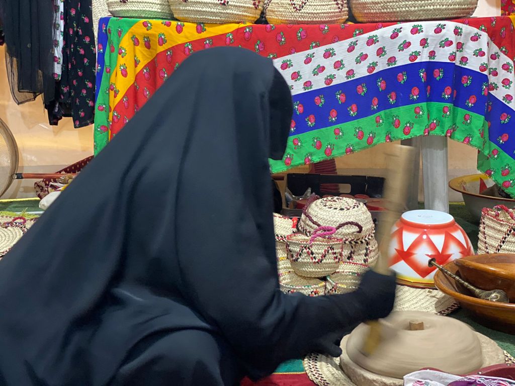 " أم مبارك " خمسينية صاحبة قصة نجاح في مجال "الأسر المُنتجة" 