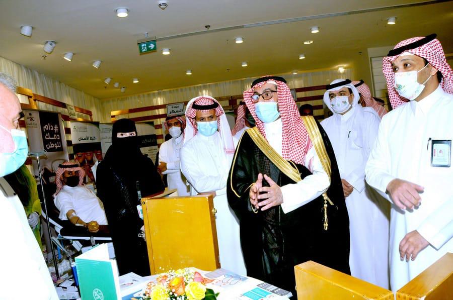 محافظ القريات يُدشن عيادات  لقاحات كورونا في القريات مول