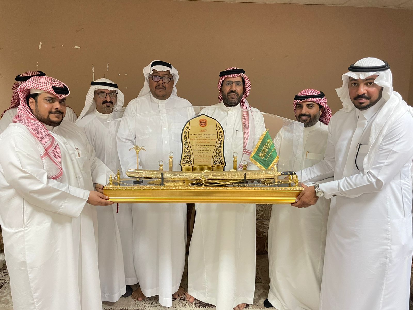 رئيس نادي الثقبة يستقبل رجل الأعمال بندر  الهاجري