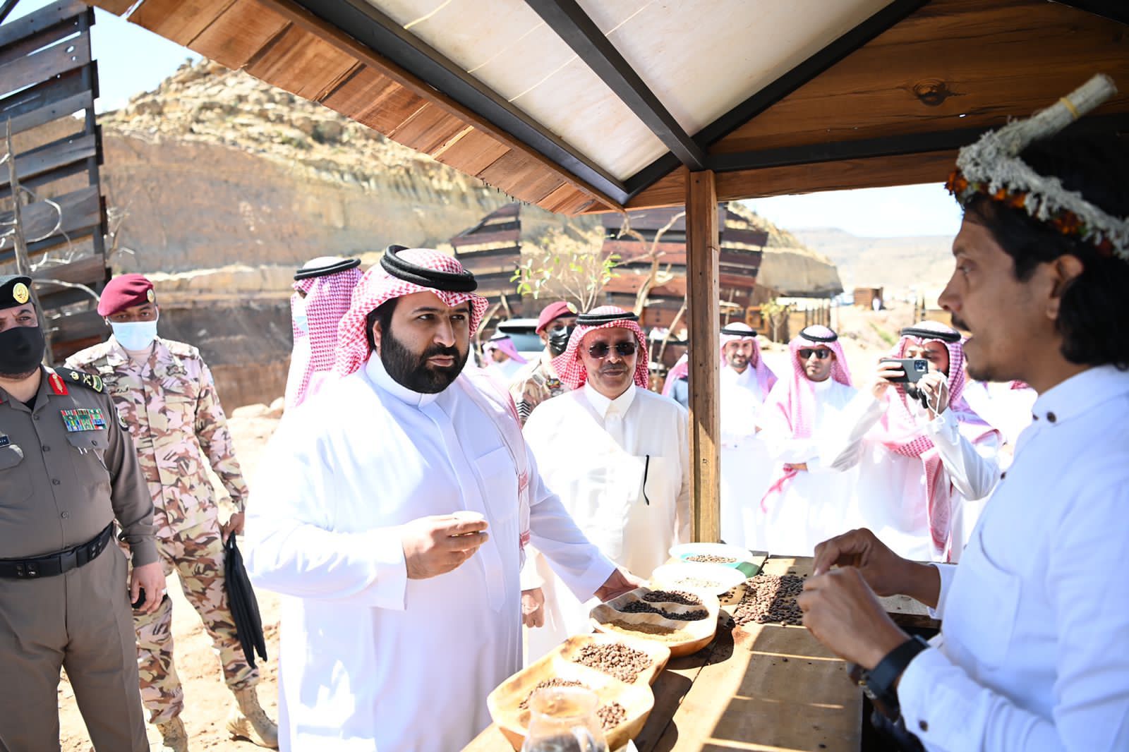 سمو أمير جازان بالنيابة يتفقد مطل القمة بجبل القهر ويلتقي مشايخ وأهالي محافظة الريث