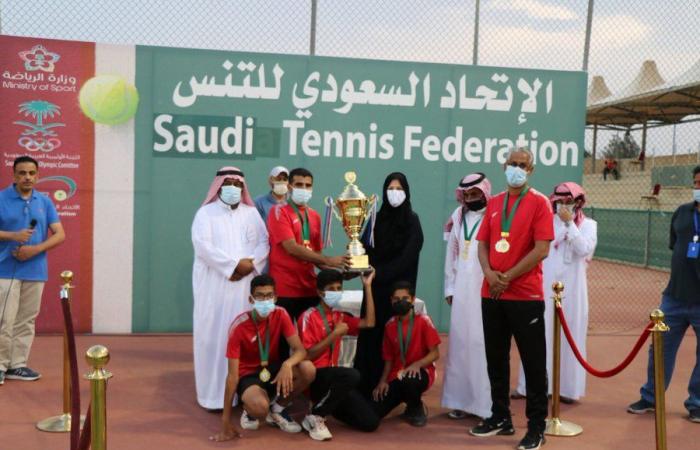 رئيسة الاتحاد السعودي للتنس تتوج الوحدة بطلاً ذهبياً لتنس للناشئين