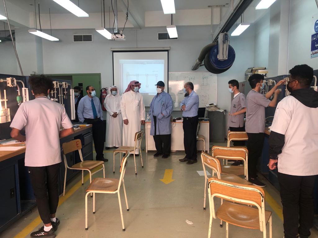 نائب المحافظ المساعد للكليات التقنية يلتقي المدربين والمتدربين بتقنية الطائف