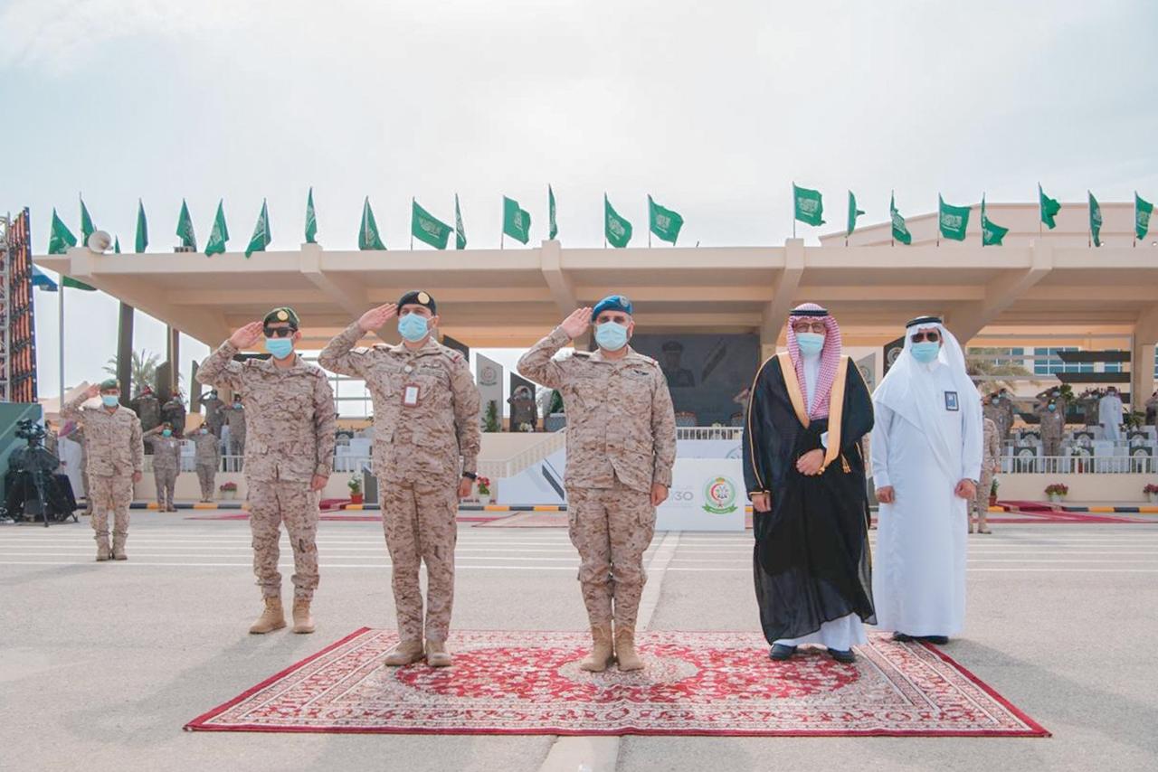 رئيس هيئة الأركان العامة يرعى حفل تخريج الدورة الثامنة للتأهيل العسكري للأطباء بكلية الأمير سلطان للعلوم الصحية بالظهران