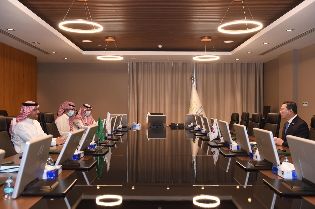 وكيل وزارة الشؤون البلدية والقروية والإسكان للدعم السكني يلتقي السفير الكوري