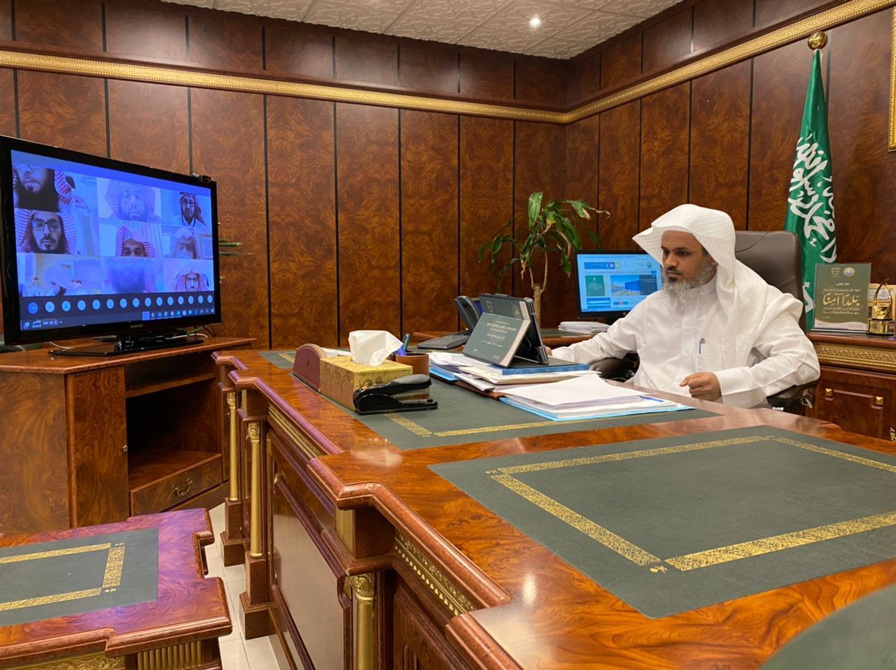 مدير عام فرع الرئاسة العامة لهيئة الأمر بالمعروف بالمنطقة الشرقية يعقد اجتماعاً برؤساء الهيئات ومديري الإدارات بالمنطقة