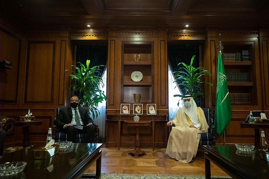 وزير الدولة للشؤون الخارجية يستقبل السفير الباكستاني لدى المملكة