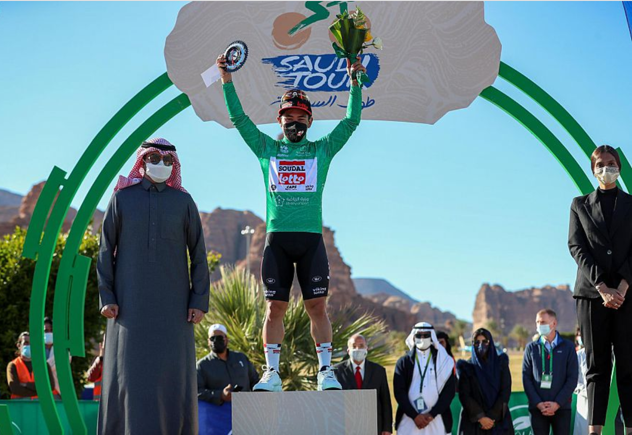 نائب وزير الرياضة يتوج الدرّاج الأسترالي "كاليب إيوان" بلقب المرحلة الأولى من سباق "طواف السعودية 2022"