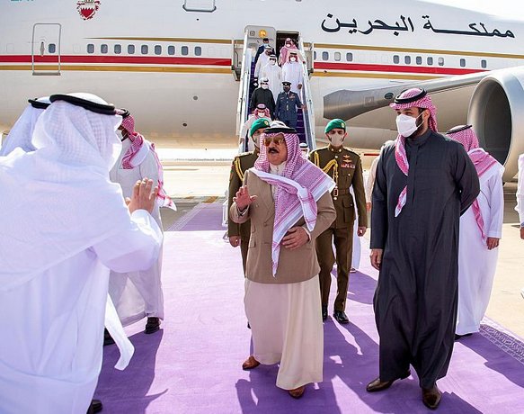 ملك البحرين يصل إلى الرياض.. وسمو ولي العهد في مقدمة مستقبليه