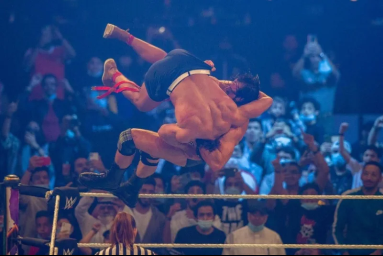 "بروك ليسنر" و"بيانكا بيلير" يطيران من جدة بلقبي بطل نزال "Elimination Chamber"