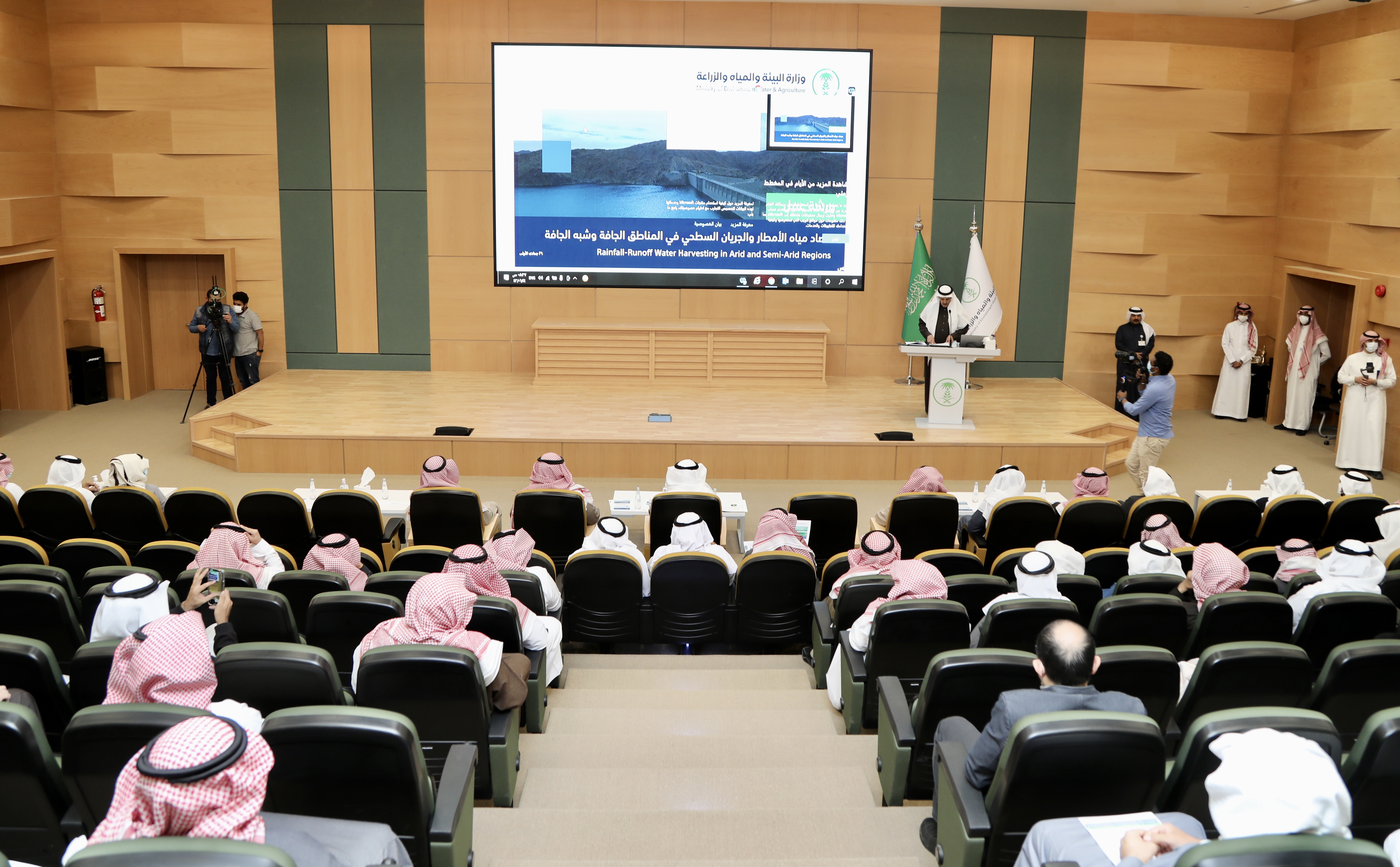 "البيئة" تناقش أفضل الممارسات العالمية في تقنيات حصاد مياه الأمطار والسيول