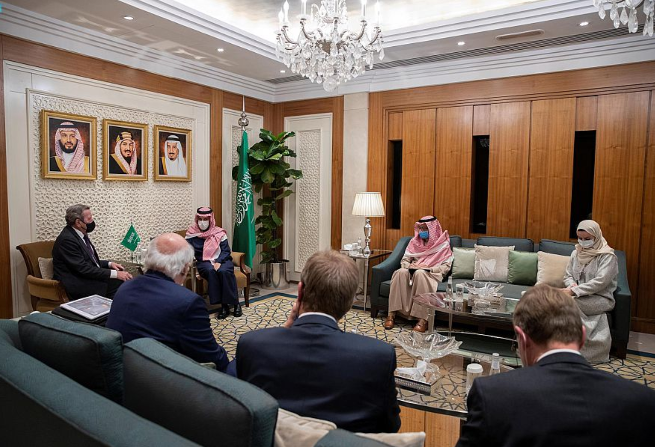 سمو وزير الخارجية يستقبل المستشار السابق لألمانيا الاتحادية