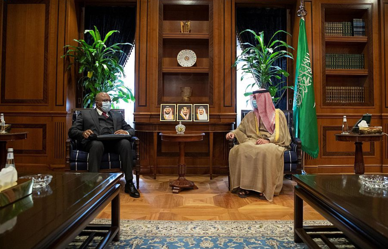 وزير الدولة للشؤون الخارجية يستقبل سفير جمهورية أنغولا لدى المملكة