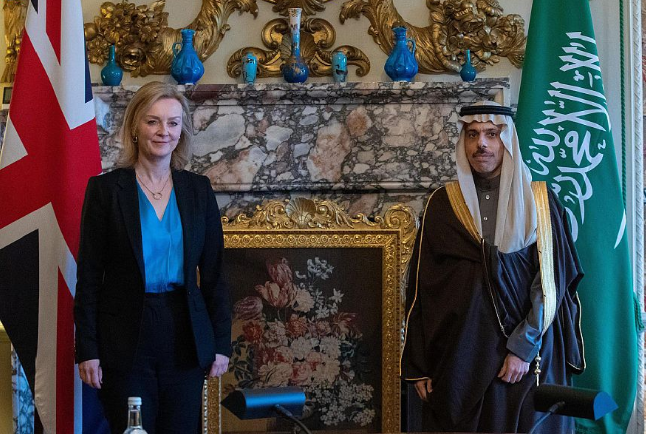 سمو وزير الخارجية يلتقي وزيرة خارجية بريطانيا ويعقدان جلسة مباحثات رسمية