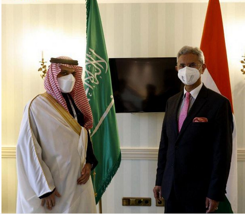 سمو وزير الخارجية يلتقي وزير خارجية الهند