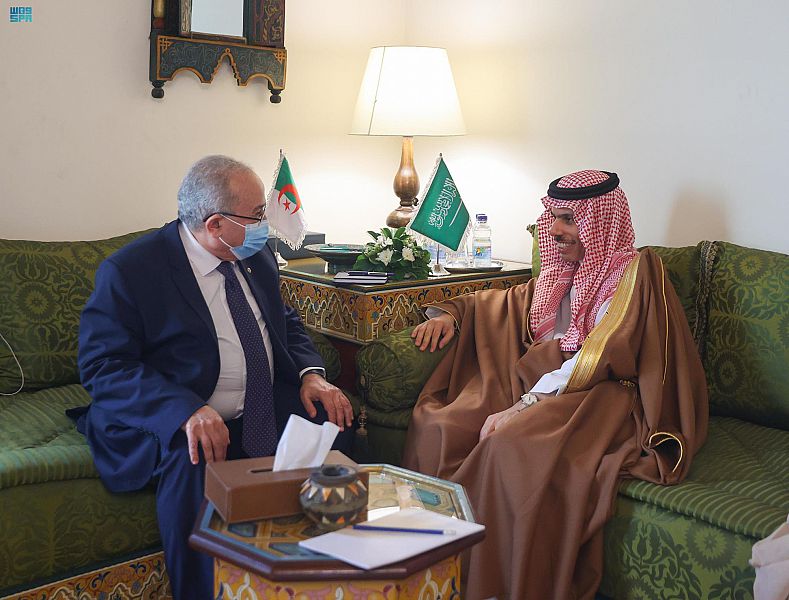 سمو وزير الخارجية يلتقي وزير الخارجية الجزائري