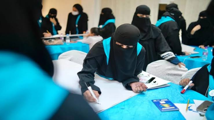 32 دارسة في الدورة الأولية للشارة الخشبية " للفتيات المرشدات " بفرع وزارة الرياضة بجازان