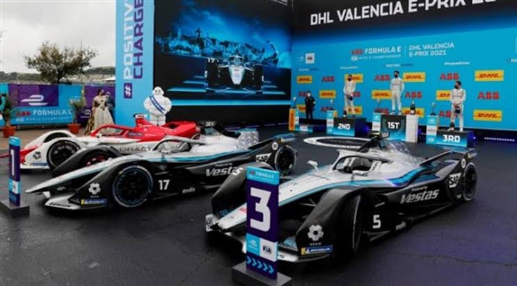 فريق ميرسيدس-إي كيو فورملا إي وشريكه الرئيس نيوم يحتفلان بالفوز في الدرعية إي بري