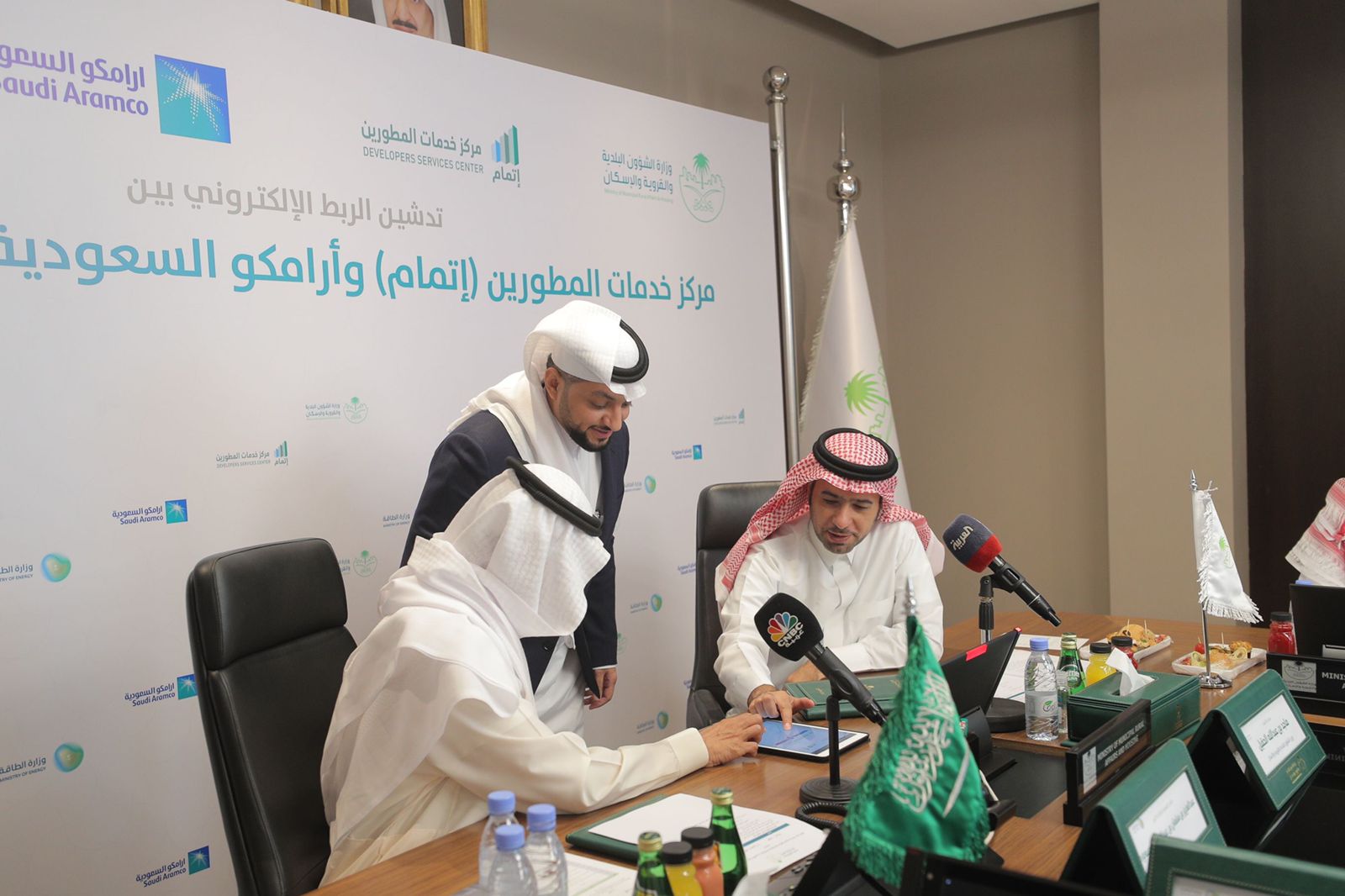 وزيرا "الطاقة" و"البلدية والإسكان" يشهدان تسلّيم "سبارك" شهادة التصنيف الذهبي المستدام