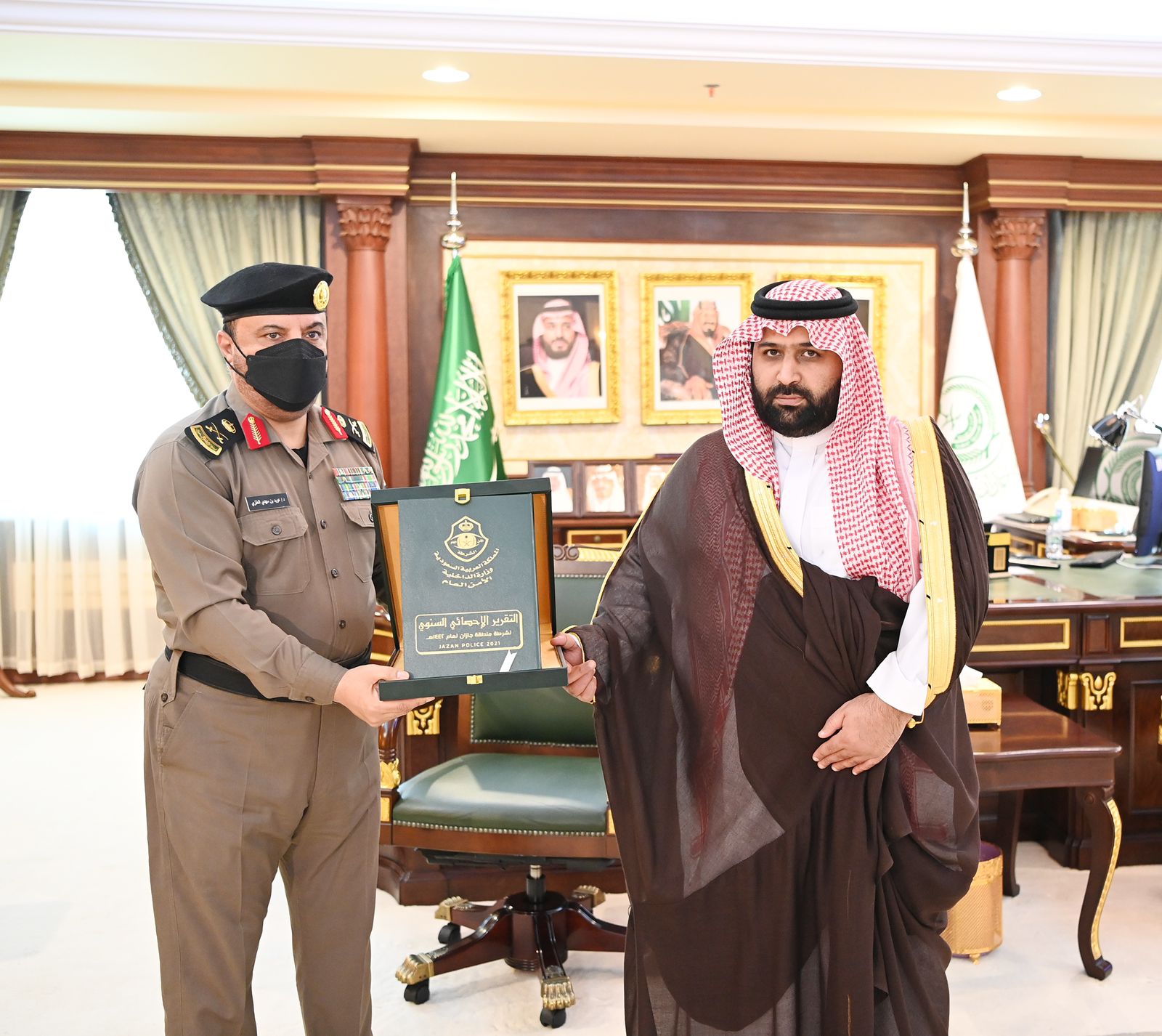 سمو أمير منطقة جازان وسمو نائبه يتسلمان التقرير السنوي لشرطة المنطقة