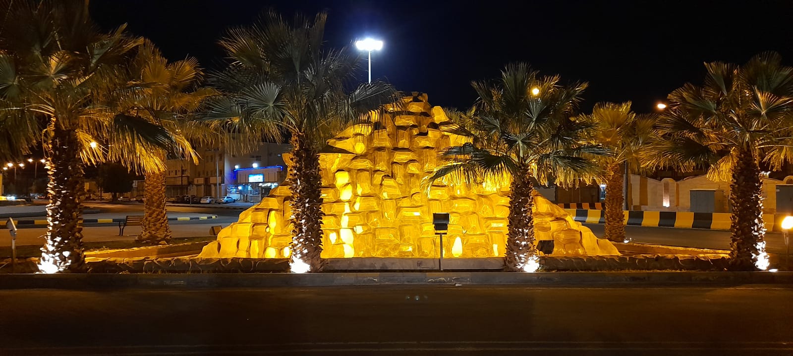 بلدية بيشة تُكثّف أعمال صيانة الإنارة بصيانةِ ٥٢٠ فانوسًا خلال شهر