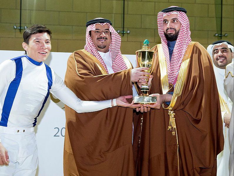 نائب أمير الرياض يتوج الأمير سعود بن سلمان بكأس الوفاء