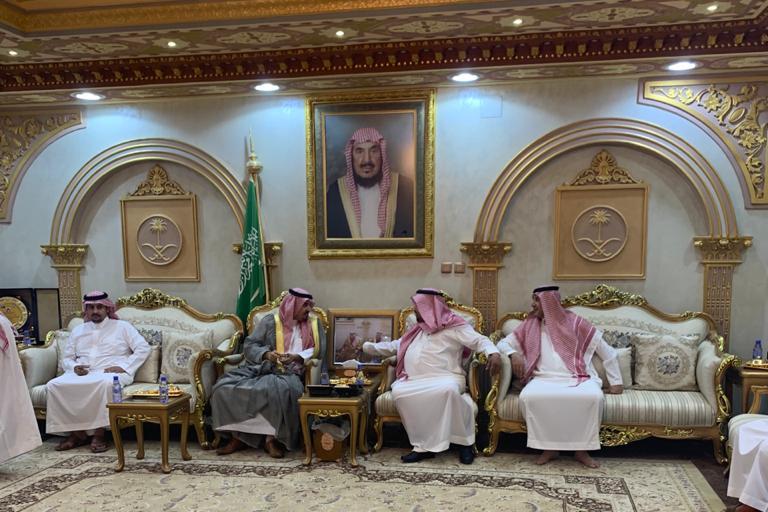 مُحافظ وادي الدواسر يزور مركز الفايزية ويلتقي بالأهالي