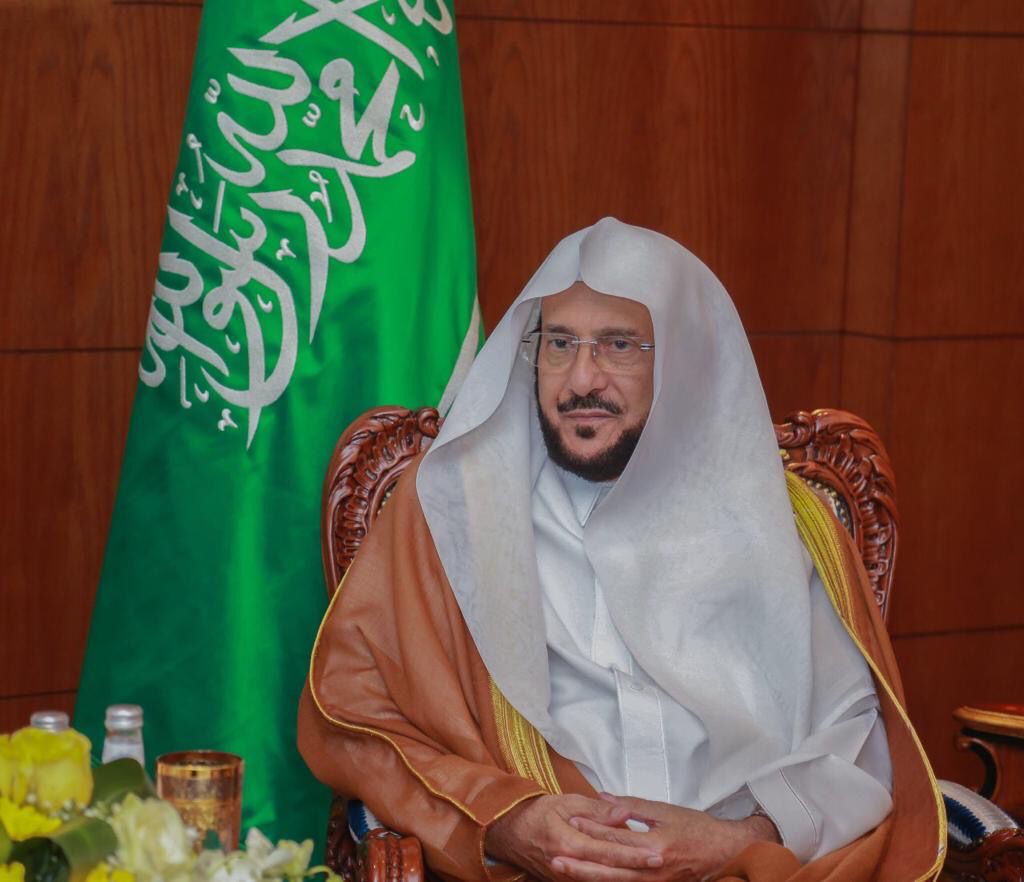 وزير الشؤون الاسلامية منح ولي العهد وسام عُمان المدني‬⁩ من الدرجة الأولى شرف لأبناء المملكة قاطبة