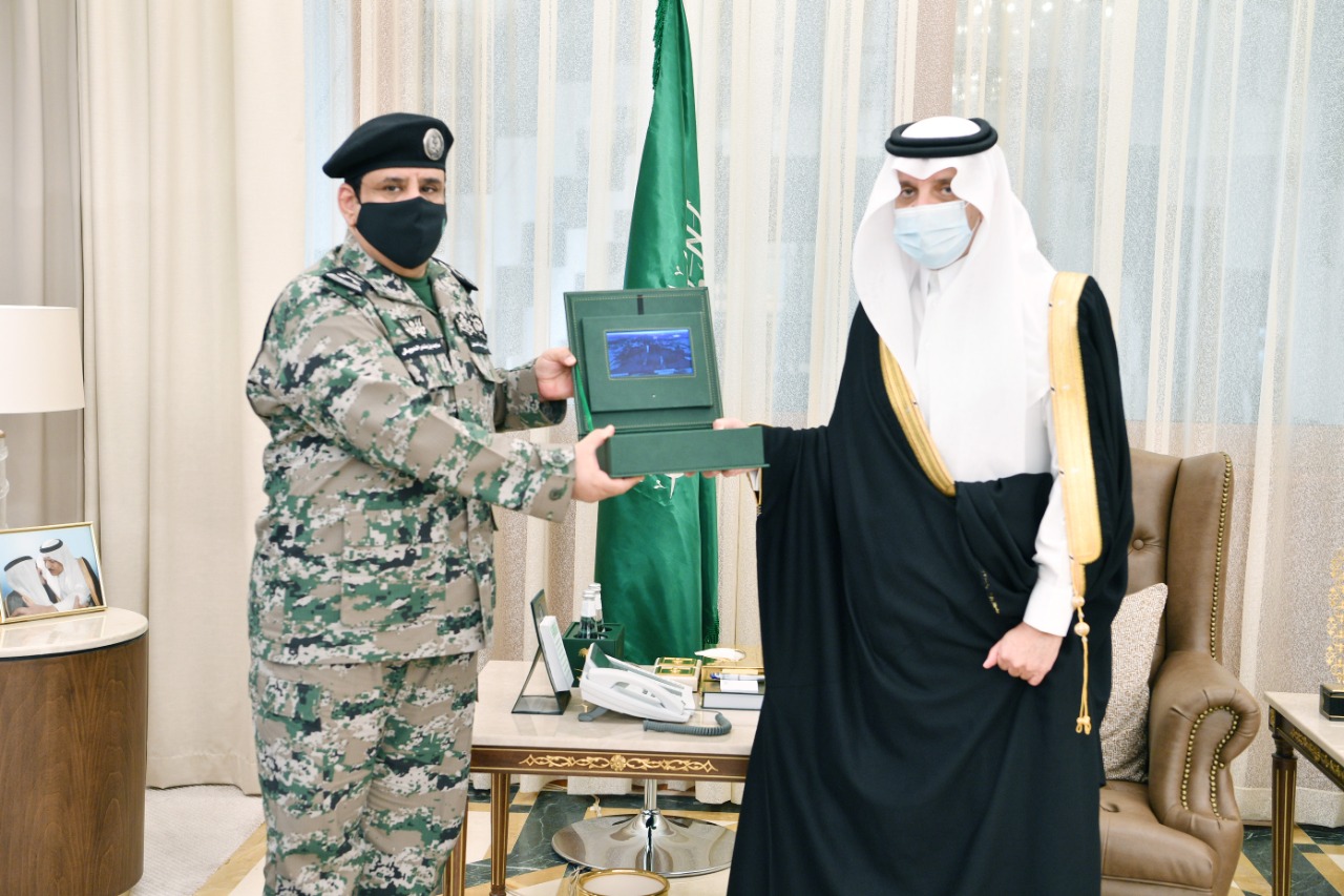 أمير الشرقية يستقبل مدير عام سجون المملكة