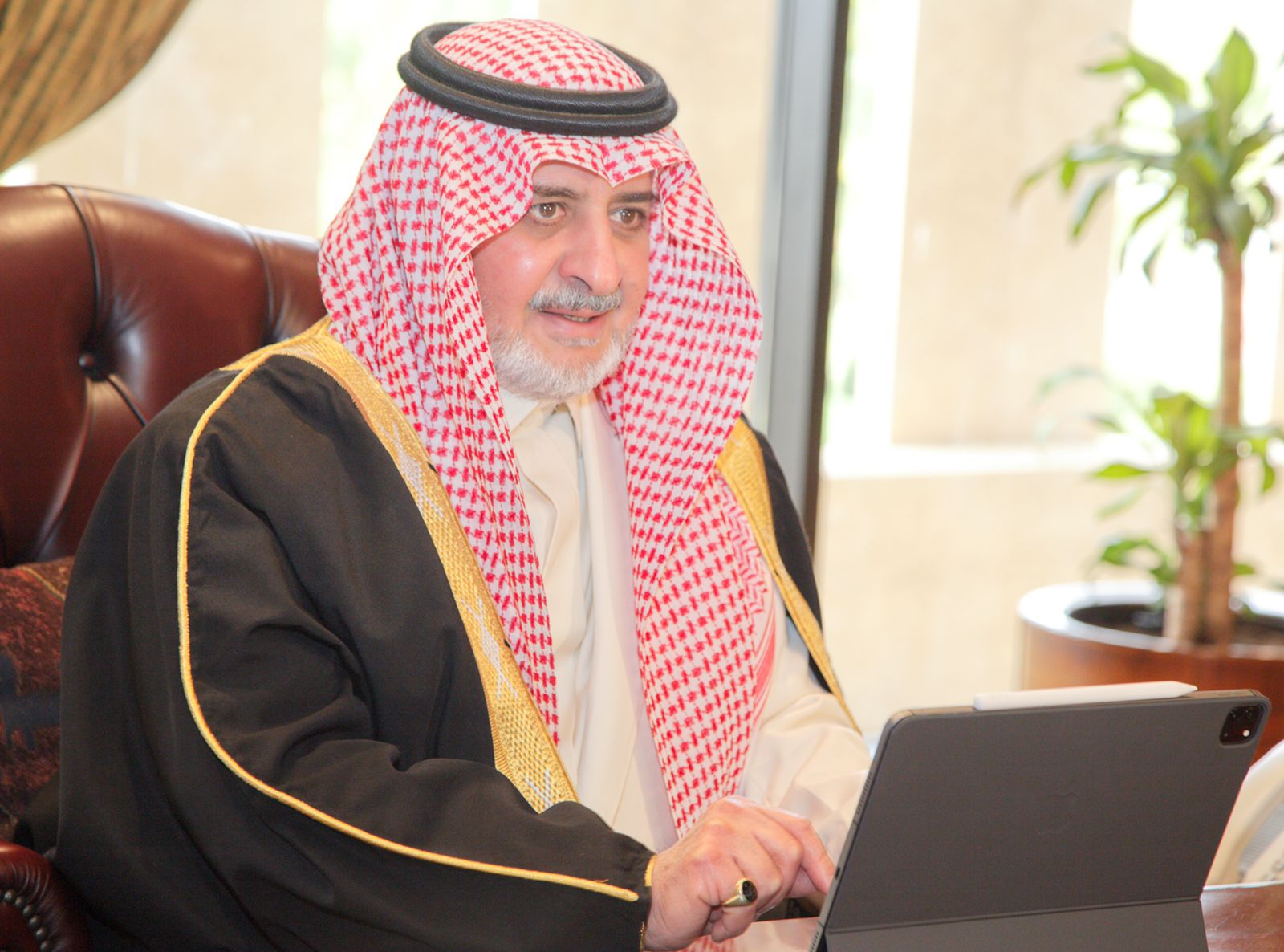 سمو أمير منطقة تبوك يدشن نظـام إدارة اجتماعات مجلس المنطقة وإدارة اللجان الالكتروني